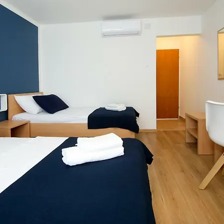 Split Bed and breakfast 4*